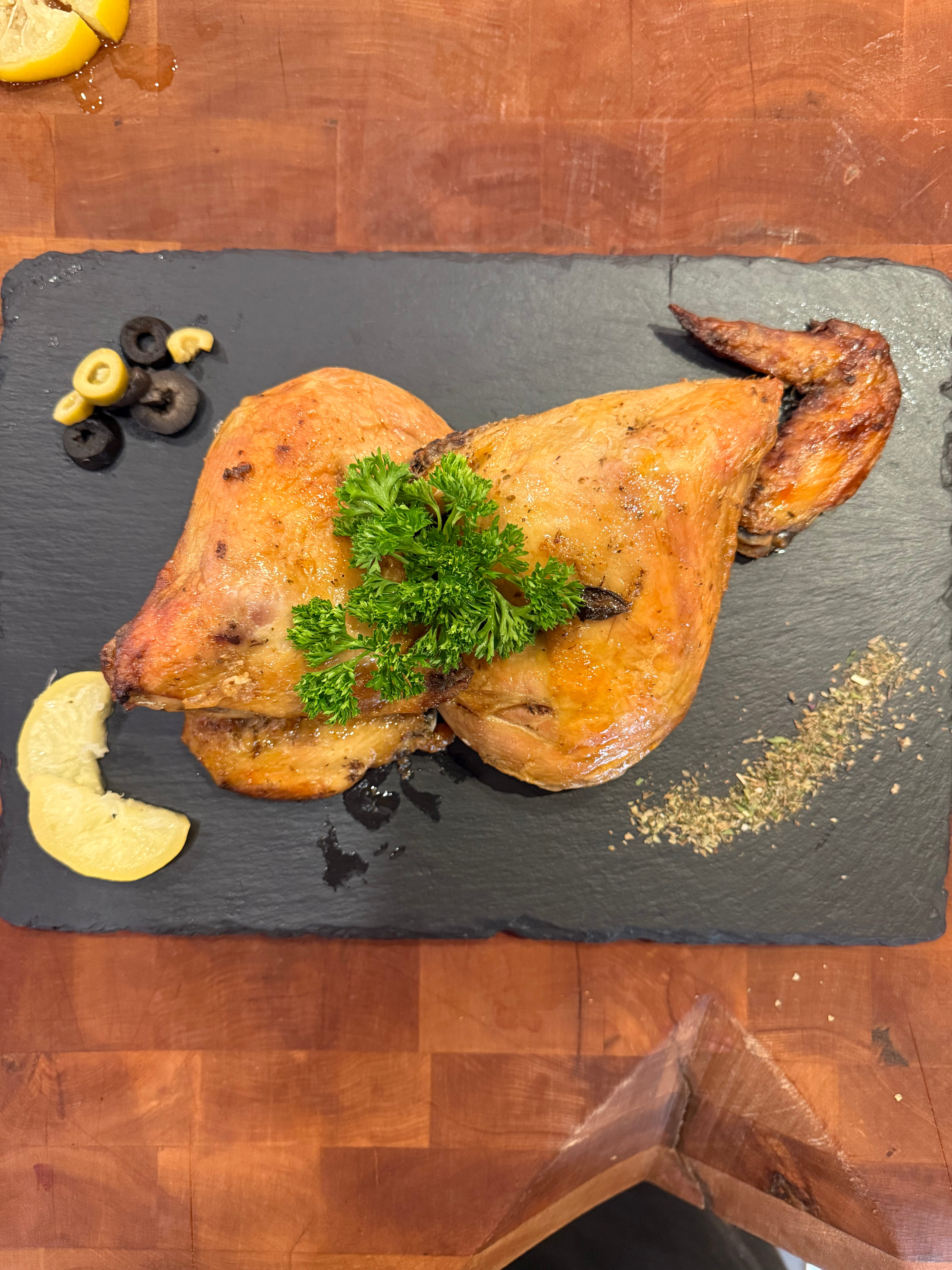 Cooked chicken thigh with lemon and olives - 1 serving