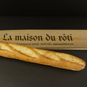 Baguette fraîche du jour avec terrine et pâté sur le plateau (1336996986995)